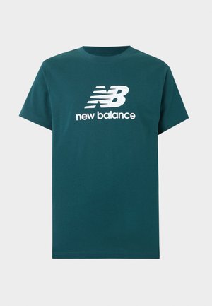 Miętowo-turkusowy t-shirt z krótkim rękawem i okrągłym dekoltem, z dużym białym logo "NB" New Balance i napisem na środku przodu.