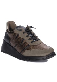 Zapatilla con una combinación de cuero metálico marrón, verde oliva y negro. Presenta una superficie texturizada, acentos grises y cordones negros sobre una suela gruesa.