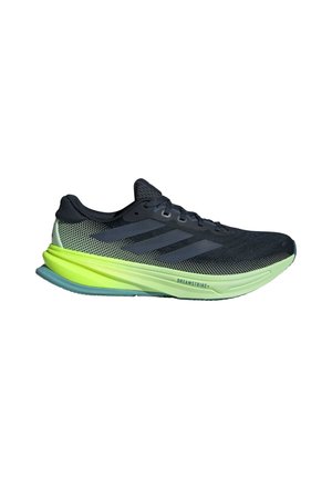 Chaussure de course Adidas noire et verte néon avec tige en mesh, trois bandes noires et semelle épaisse et rembourrée avec l'inscription « DREAMSTRIKE+ ».