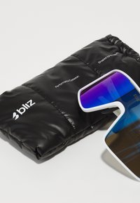 Die Bliz Performance-Sonnenbrille verfügt über ein weißes Gestell mit blauen Verlaufslinsen, die vor einem gepolsterten schwarzen Etui mit Branding platziert sind.