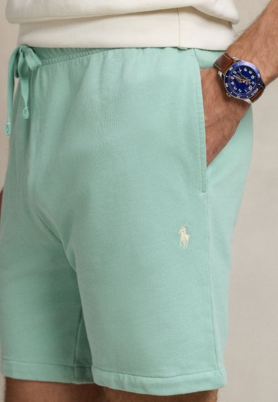 Σορτς σε πράσινο μέντας με ελαστική μέση και κορδόνι. Διαθέτει πλευρικές τσέπες και ένα μικρό κεντητό λογότυπο σε πιο ανοιχτή απόχρωση.