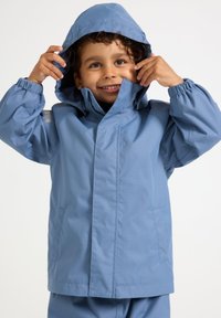 Lichtblauwe hoodie-jack gemaakt van waterafstotend materiaal, met elastische manchetten, ritssluiting en zijzakken. Soepele textuur.