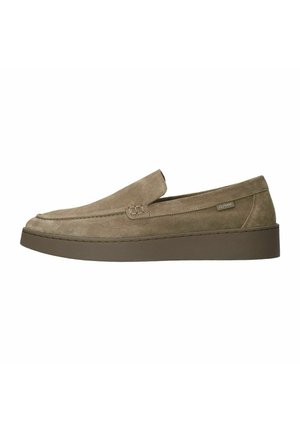 Chaussure slip-on en daim marron clair avec un bout arrondi et une épaisse semelle en caoutchouc marron. Présente des coutures minimales et un petit logo en accent.