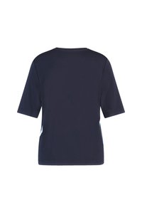 Marineblaues T-Shirt mit kurzen Ärmeln und rundem Halsausschnitt sowie kontrastierenden Seitenakzenten. Hergestellt aus weichem Material mit glatter Textur.