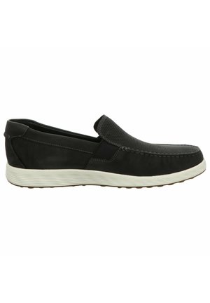 Czarne buty wsuwane z fakturowanej cholewki z akcentami z siateczki, białą gumową podeszwą i detalami ściegów wzdłuż górnej krawędzi.