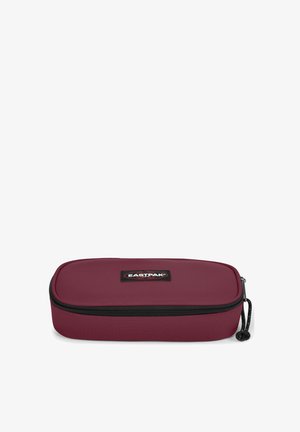 Bordeauxrotes Eastpak-Mäppchen mit glatter Oberfläche, rechteckiger Form, schwarzem Reißverschluss und Markenetikett auf der Oberseite.