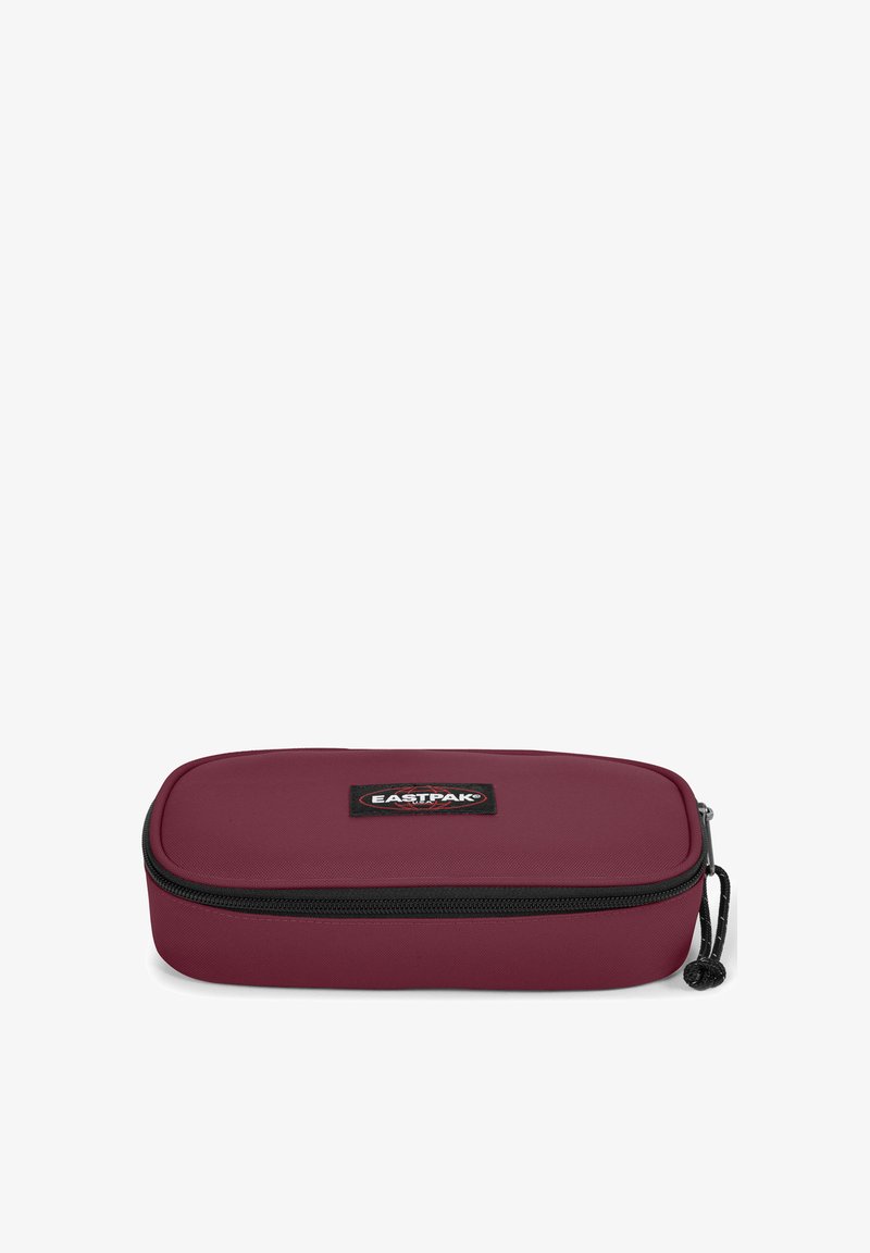 Maroonowy piórnik Eastpak o gładkiej powierzchni, prostokątnym kształcie, czarnym suwaku i z logo na górze.