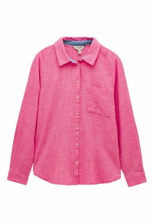 Vaaleanpunainen pitkähihainen napillinen kauluspaita, jossa kaulus ja rintatasku, kevyt teksturoidusta kankaasta ja kontrastivärinen sisäkaulus.