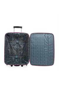 Maleta morada con un mango retráctil, dos correas interiores para asegurar los objetos y un forro gris con un patrón que incluye un logo.