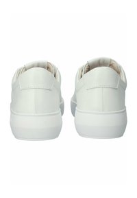 Białe skórzane trampki o gładkim wykończeniu, z wyściełanym kołnierzem i białą gumową podeszwą. Widok od tyłu ukazuje minimalistyczny design oraz detale przeszyć.