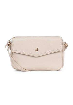 Kleine beige leren crossbodytas met klep, gouden drukknopsluiting en verstelbare riem, tegen een witte achtergrond.