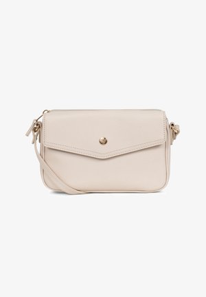 Kleine beige leren crossbodytas met klep, gouden drukknopsluiting en verstelbare riem, tegen een witte achtergrond.