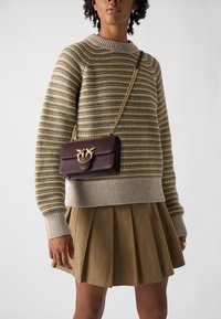 Pinko LOVE ONE MINI - Soma ar siksnu pāri ķermenim - catawba grape/antique gold-coloured