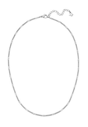 Collar de cadena de plata con eslabones pequeños tipo curb y cierre de langosta con una cadena de extensión ajustable con un charm en forma de corazón.