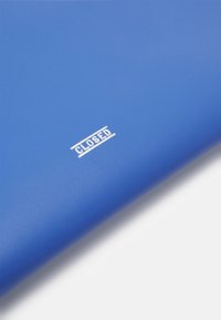 Niebieska teczka o gładkiej, matowej fakturze, z białym napisem "ZAMKNIĘTE" w rogu. Prostokątny kształt, minimalistyczny design.