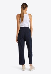 Rich & Royal JACQUARD  MIT STREIFEN - Trainingsbroek - midnight blue