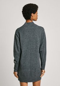 Abito in maglia grigia con collo alto, polsini e orlo a coste. Presenta un design semplice e una silhouette aderente con dettagli minimi.