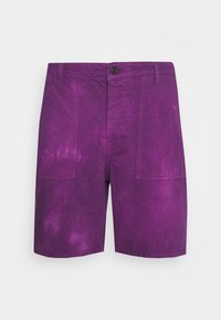 Shorts en coton violet avec un motif tie-dye, comportant deux poches avant, une fermeture à bouton et une coupe droite.