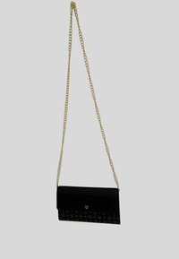Borsa a tracolla nera in pelle sintetica con tracolla in catena dorata. Presenta un coperchio superiore liscio e una sezione inferiore decorata con motivi e loghi.
