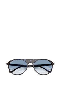 Gafas de sol con un marco de carey oscuro y lentes de color azul degradado. El marco es elegante con bordes redondeados y un sutil logotipo en el lateral.