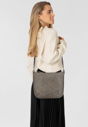 Grau leather Schultertasche mit glatter Oberfläche, einem Reißverschluss und verstellbarem Tragegurt, die ein minimalistisches Design und abgerundete Ecken aufweist.