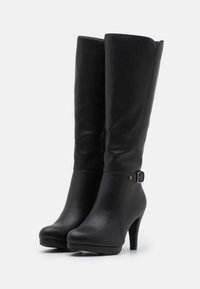 Černé kozačky ke kolenům vyrobené z hladké kůže, s vysokým podpatkem a ozdobnou sponou na boku. Klasický design s elegantním siluetou.
