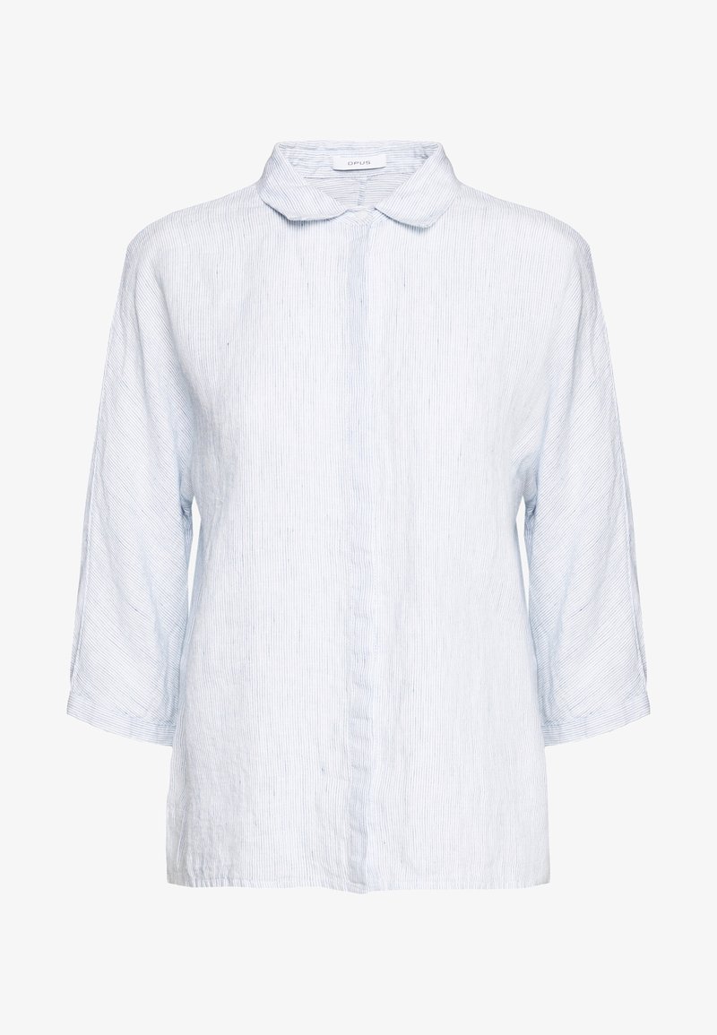 Blouse à rayures bleu clair en tissu tissé, avec un col, des manches trois-quarts, et une fermeture à boutons sur le devant.