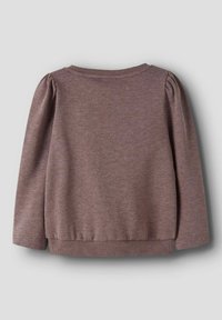 Brauner langärmeliger Strickpullover mit rundem Ausschnitt sowie gerippten Bündchen und Saum, flach auf einem hellgrauen Hintergrund präsentiert.