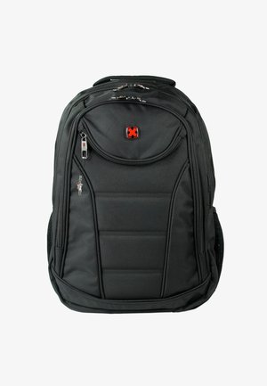 Schwarzer Rucksack mit einer strukturierten Stoffoberfläche, mehreren Reißverschlusstaschen, verstellbaren Trägern und einem kleinen Logo in Rot auf der Vorderseite.