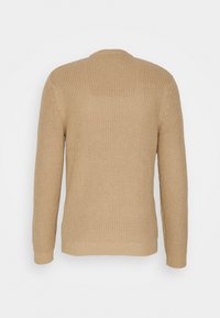 Suéter beige de punto con mangas largas, textura acanalada y cuello redondo. Diseñado con un ajuste estándar y un acabado suave.