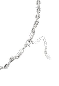 Collana d'argento con design intrecciato, piccole perline, chiusura a moschettone e catena regolabile per la lunghezza. Marcata con un'etichetta del marchio.