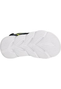 Musta urheilukengän pohja, jossa on teksturoitu valkoinen kumipohja, jossa on sahalaitakuviota pitoa varten. Korostettu neonvihreillä ja sinisillä yksityiskohdilla.