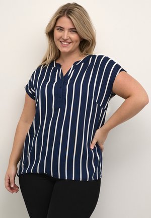 Tamno plava košulja s dugim rukavima, vertikalnim bijelim prugama, kratkim rukavima, dekolteom u obliku slova V i džepom na lijevoj strani. Glatka tekstura tkanine.