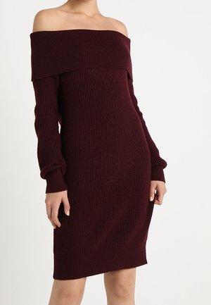Abito a maglia bordeaux con spalle scoperte, maniche lunghe a coste e silhouette aderente, caratterizzato da un tessuto testurizzato e orlo a lunghezza media.