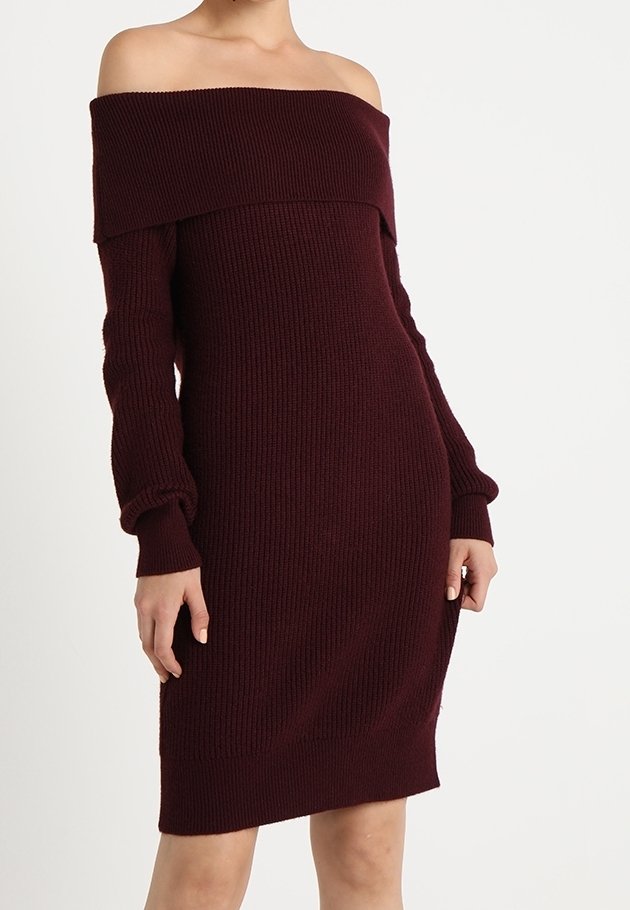 Robe en tricot bordeaux à épaules dénudées avec des manches longues côtelées et une silhouette ajustée, présentant un tissu texturé et une longueur de mi-mollet.