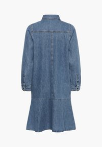 Blå denim kjole med langermet, krage, knapper på mansjettene, sømdetalj i livet og utsvingt kant, vist bakfra på hvit bakgrunn.