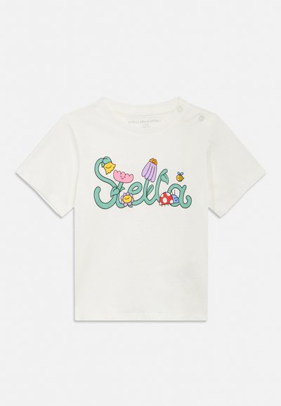 Wit T-shirt met korte mouwen met kleurrijke cartoonbloemen, een bij en een lieveheersbeestje die het woord "Stella" op de voorkant vormen.