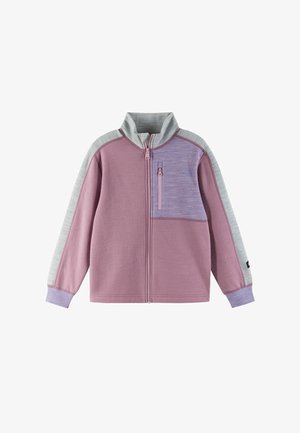 Lila Fleecejacke mit hellgrauen Ärmeln und Kragen. Verfügt über einen Reißverschluss vorne und eine Reißverschlusstasche auf der Brust. Weiche Textur.