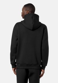 Sort hætte sweatshirt lavet af blødt stof, med lange ærmer, ribbede manchetter og design med kengurulomme. Enkelt, minimalistisk stil.
