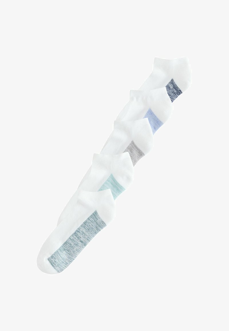 Cinq paires de chaussettes blanches courtes, chacune avec un patch talon et pointe de couleur différente en tons bleus, gris et sarcelle, disposées en diagonale.