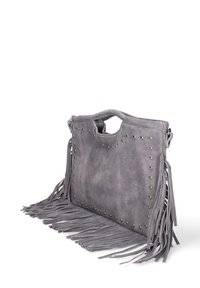 Sac à main en daim gris avec des franges, des clous le long des bords et une poignée supérieure. Texture lisse et forme rectangulaire.
