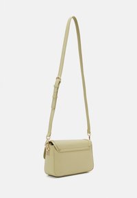 Borsa a tracolla verde in ecopelle con chiusura a patta, tracolla regolabile e hardware dorato. Texture liscia con dettagli di cucitura sottili.