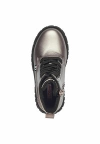 Botas de tobillo plateadas metálicas con cordones negros, un acabado texturizado y tachuelas decorativas. Presentan una cremallera y un interior acolchado.