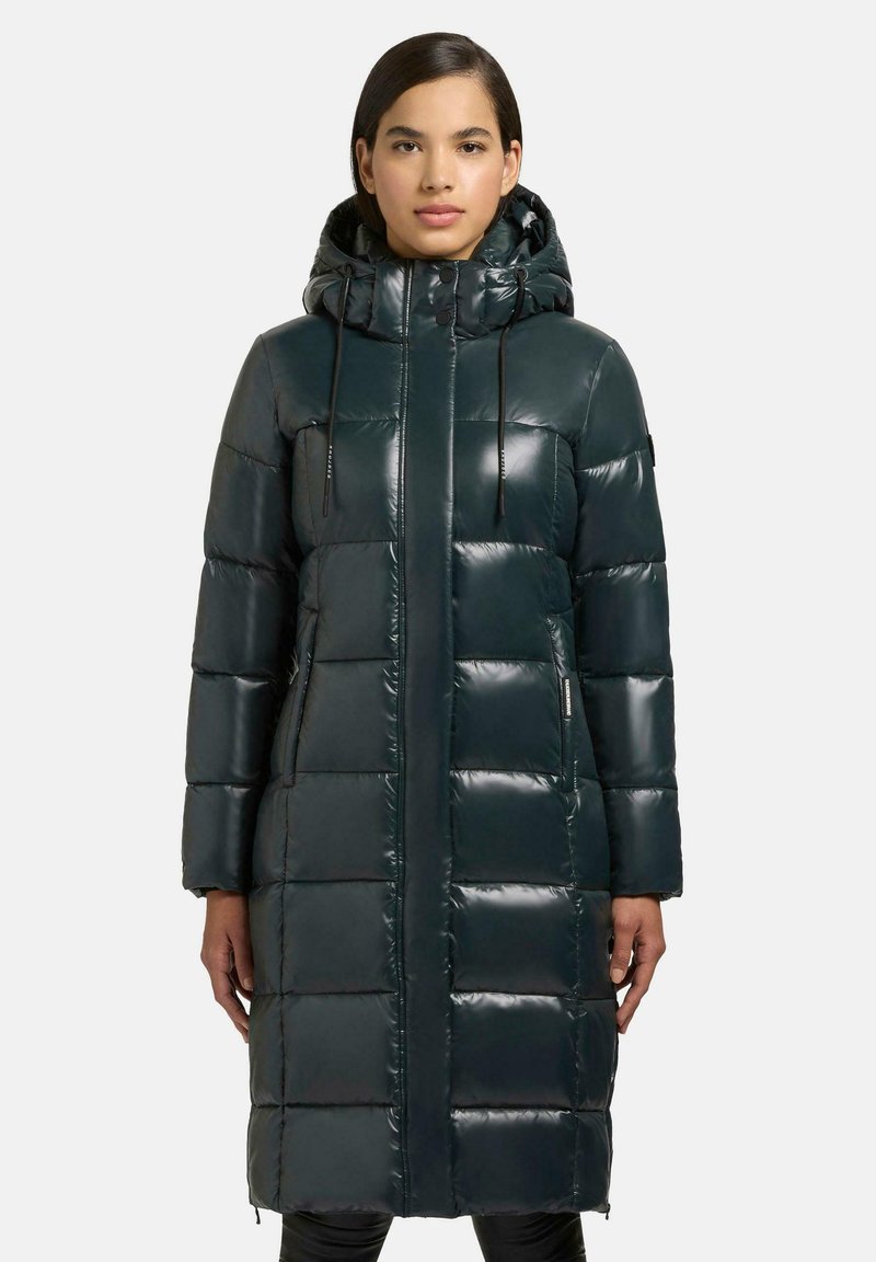 Dunkelgrüne gepolsterte Jacke mit glänzender Oberfläche, langen Ärmeln, Kapuze, Frontreißverschluss und Seitentaschen, mit gesteppten rechteckigen Abschnitten.