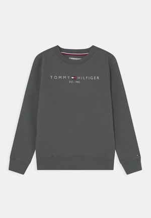 Mørkegrå langærmet sweatshirt med ribstrikkede manchetter og kant, med hvidt "Tommy Hilfiger EST. 1985" tekst og logo centreret.