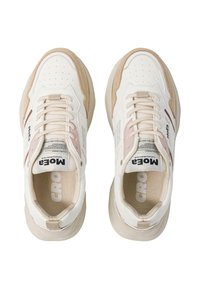 Witte en beige sport sneakers met een textuur bovenwerk, ronde neus, vetersluiting en subtiele branding op de tong en zijkant.