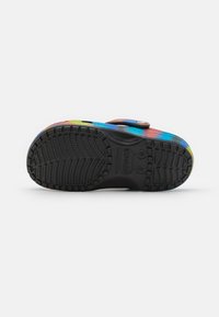 Crocs CLASSIC SPRAY DYE UNISEX - Pantolette flach - black/multi-coloured