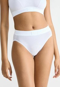 Weiße Baumwoll-Hochbundslips mit glatter Textur, ausgestattet mit einem kontrastierenden elastischen Bund und minimalistischem Design.