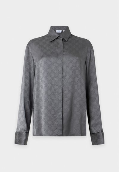 Chemise en satin gris foncé à manches longues avec un motif jacquard floral subtil, col classique et patte de boutonnage cachée sur fond uni.