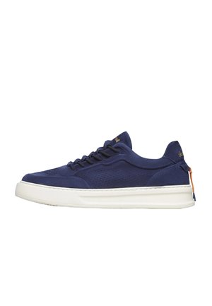 Sneaker in pelle scamosciata blu navy a taglio basso con suola bianca, chiusura frontale con lacci, dettagli traforati e linguetta arancione sul tallone.